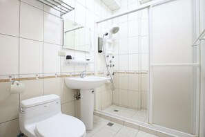 Comfort Double Room (Pink Party-201) | Bathroom | Free toiletries, hair dryer, towels - Yi Homestay (Taitung)