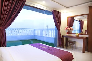 Phòng Suite | Minibar với thức ăn, đồ uống miễn phí, két bảo mật tại phòng, bàn 