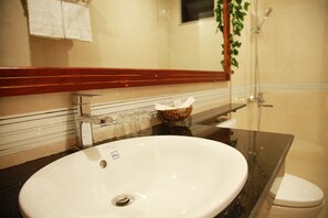 Free toiletries, hair dryer, slippers, towels - Lavender Danang Hotel (Da Nang)