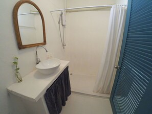 Standard AC | Badezimmer | Dusche, kostenlose Toilettenartikel, Haartrockner, Handtücher