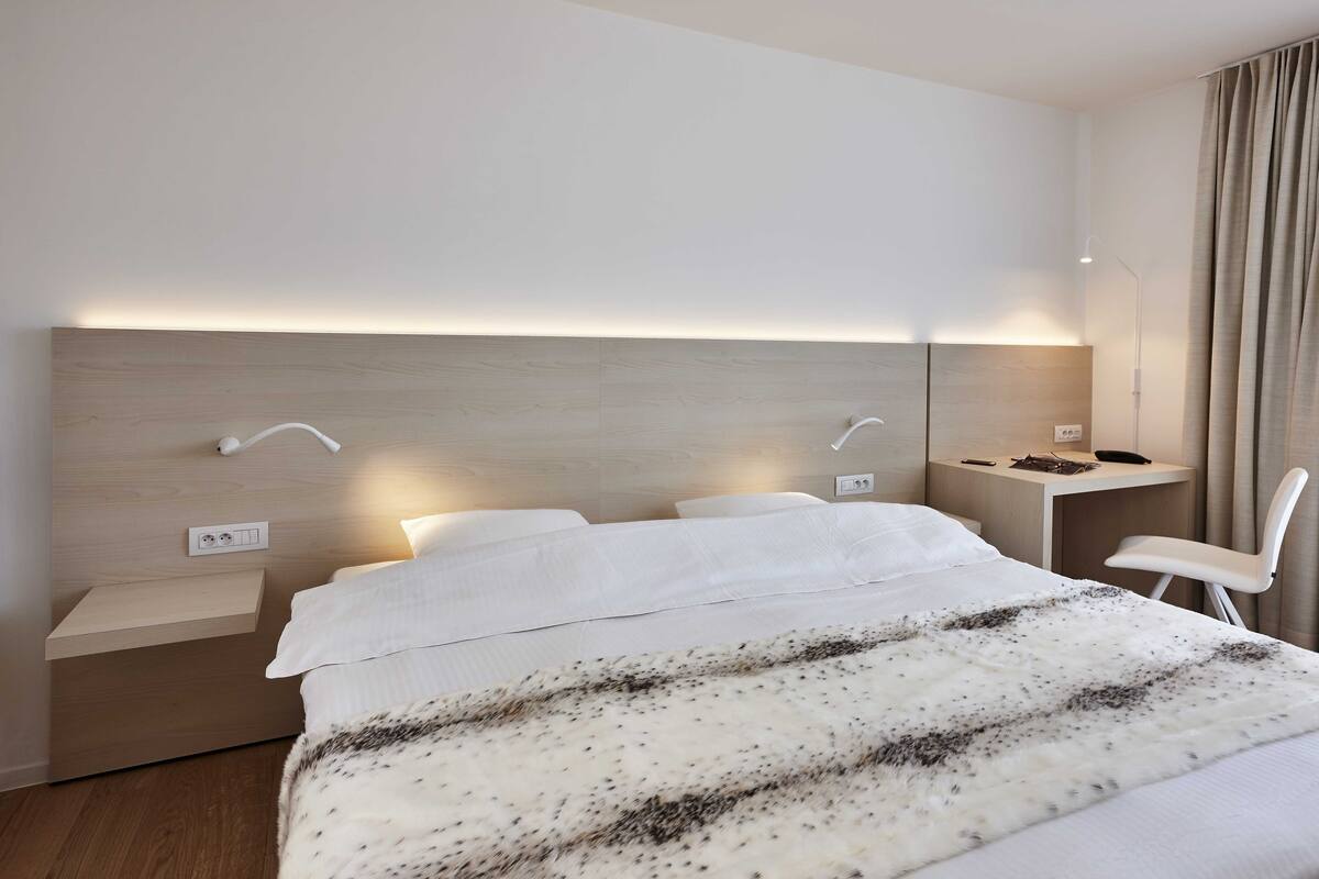 classic double room | desk, free wifi, bed sheets