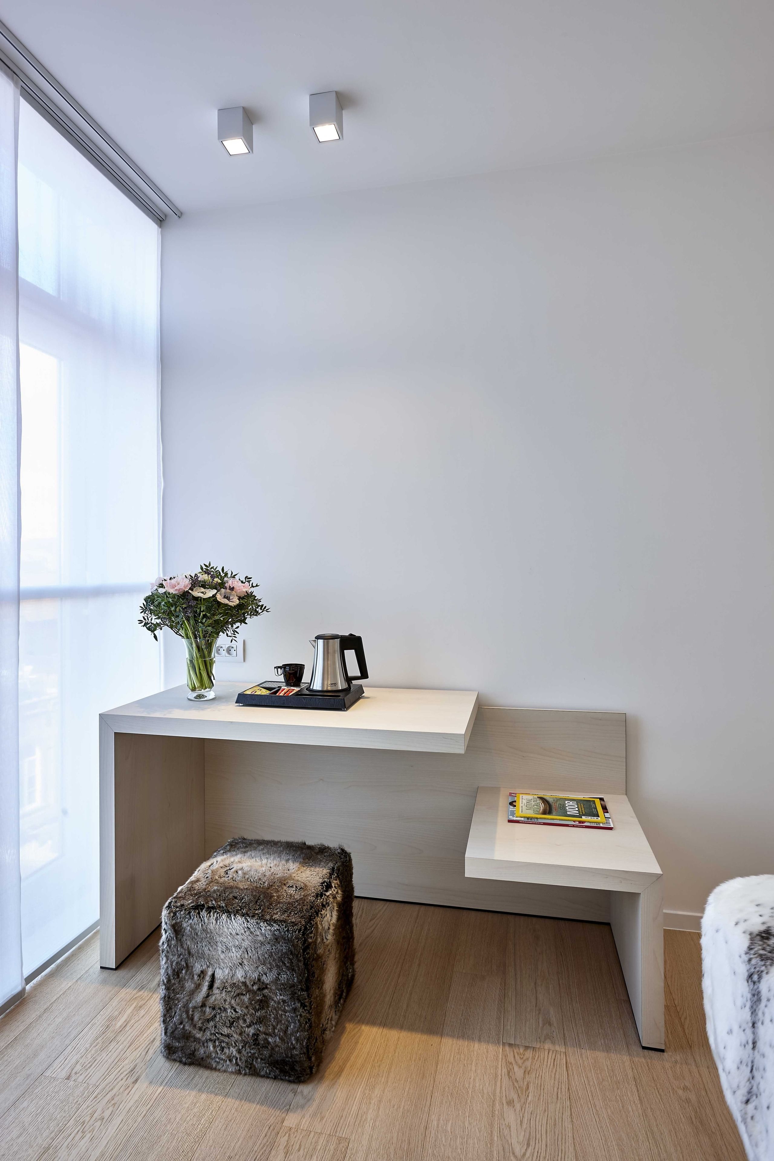 desk, free wifi, bed sheets