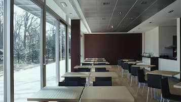 含每日吃到飽早餐
