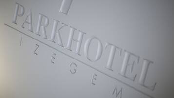 Una señal con el texto 'PARKHOTEL IZEGE' que indica el nombre del hotel.