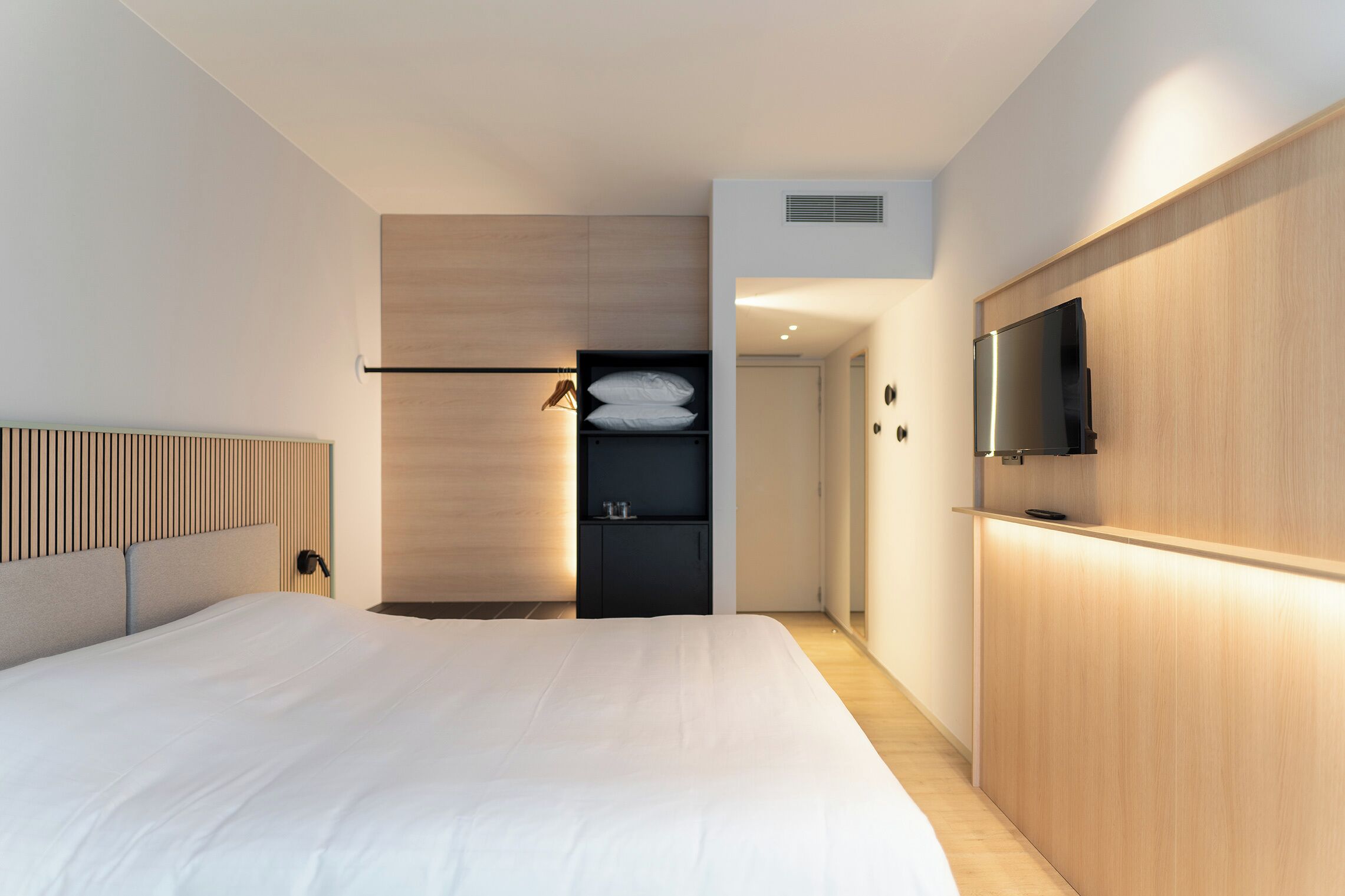 classic double room | desk, free wifi, bed sheets