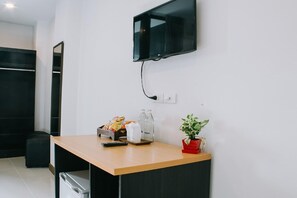 Deluxe Room | Minibar, desk, blackout drapes, free WiFi