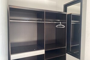 Deluxe Room | Minibar, desk, blackout drapes, free WiFi