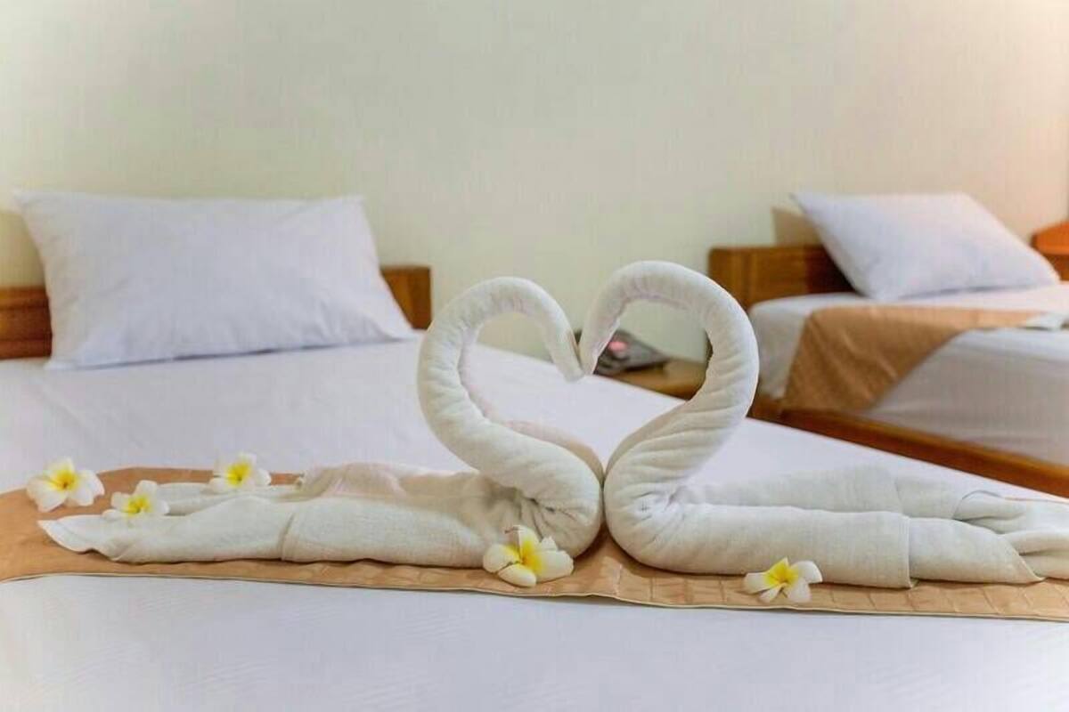 Standard Twin Room | Meja, langsir/tirai gelap terus, katil lipat simpan/tambahan 