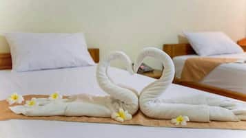 Standard Twin Room | Bàn, màn/rèm cản sáng, giường gấp/giường phụ (phụ phí)