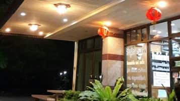 Mặt tiền nơi lưu trú - ban đêm