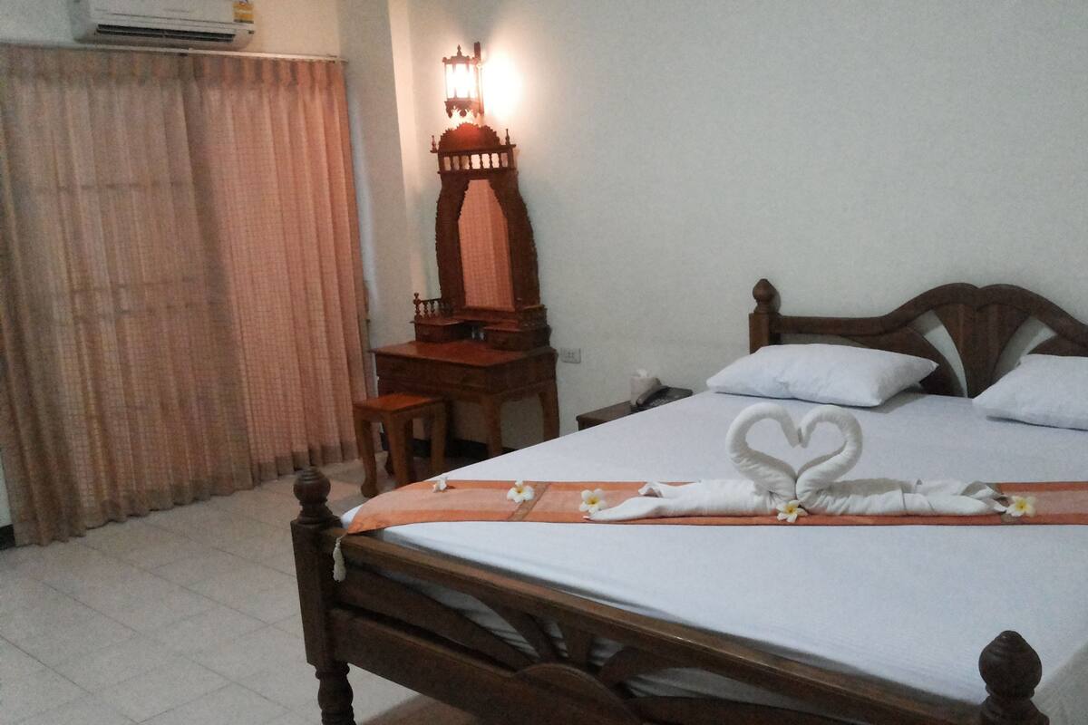 Meja, langsir/tirai gelap terus, katil lipat simpan/tambahan 