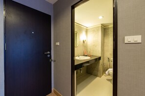 Habitación doble superior | Baño | Ducha, artículos de higiene personal gratuitos y secador de pelo