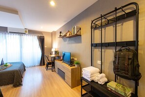 Habitación Deluxe con 2 camas individuales | Zona de estar | Una televisión de pantalla plana