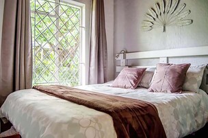 Standard Chalet (2 Berth) | Hypo-allergenic bedding, individually decorated, individually furnished