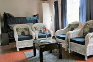 エグゼクティブ シャレー 2 ベッドルーム ガーデンビュー ガーデン | リビングルーム | 32 インチの薄型テレビ (デジタル放送視聴可)、テレビ