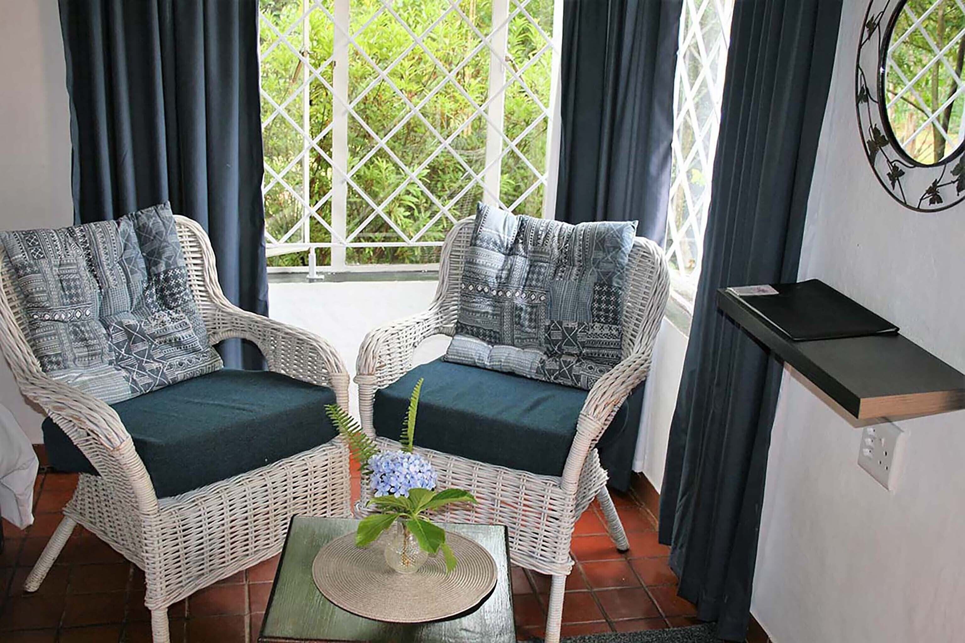 Executive-studio, 1 parisänky, kylpyhuone makuuhuoneen yhteydessä, näköala puutarhaan (2 Berth) | Oleskelualue | 32–tuumainen taulutelevisio, jossa digitaalikanavat