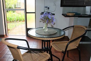 Estudio ejecutivo, 1 cama doble, baño privado, vistas al jardín (2 Berth) | Zona de estar | Televisión de pantalla plana de 32 pulgadas con canales digitales