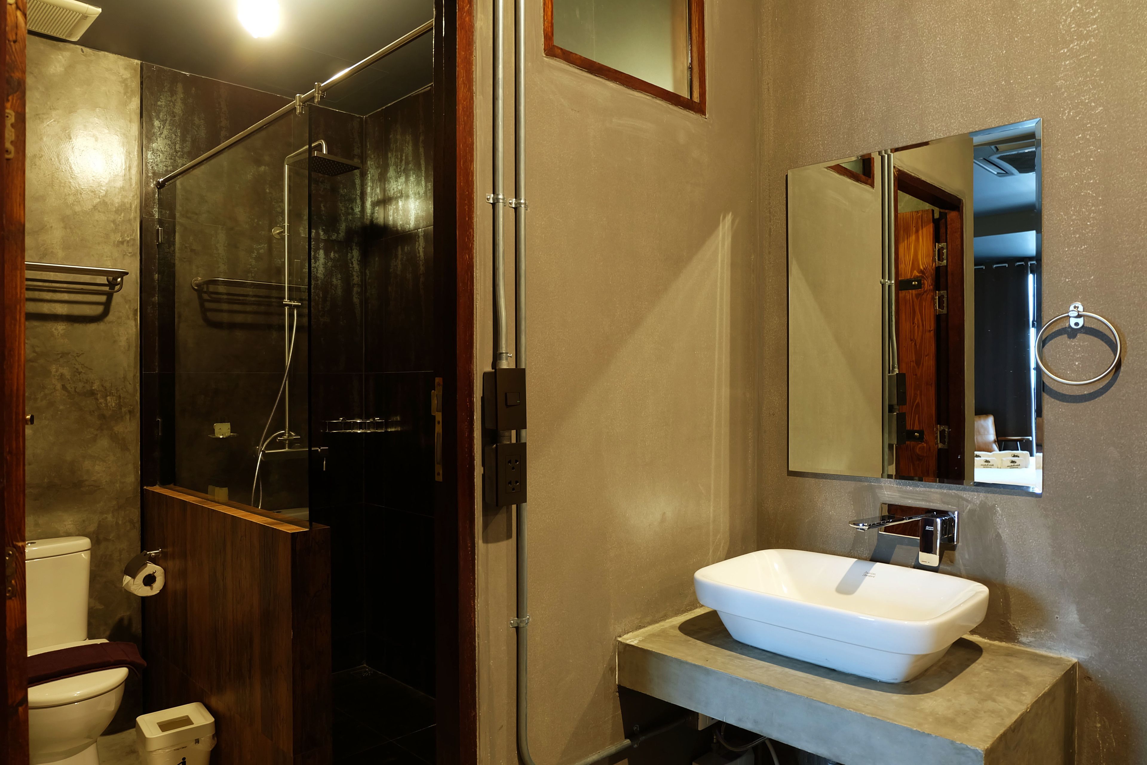 Shower, free toiletries, towels