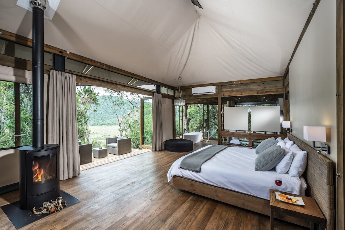 Luxe tent, uitzicht op rivier | 1 slaapkamer, luxe beddengoed, een gratis minibar, een kluis op de kamer
