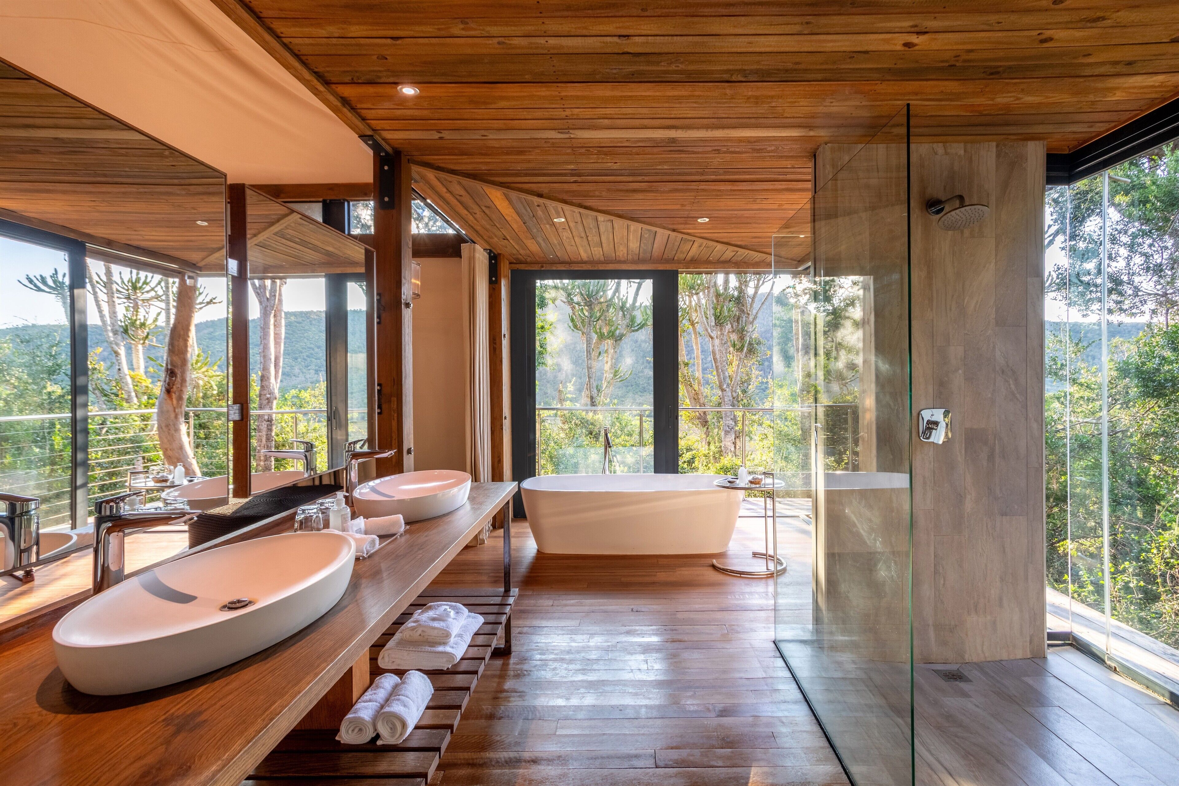 Tenda de campanya de luxe, vistes al riu | Lavabo