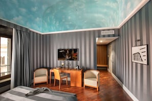 Habitación cuádruple (Prestige) | Ropa de cama de alta calidad, minibar, caja fuerte y escritorio