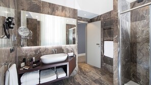 Triple Room (Prestige) | Bathroom | Free toiletries, hair dryer, towels - Monti Palace Hotel (Rome)