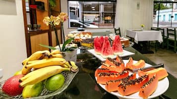 Café da manhã com buffet grátis todos os dias