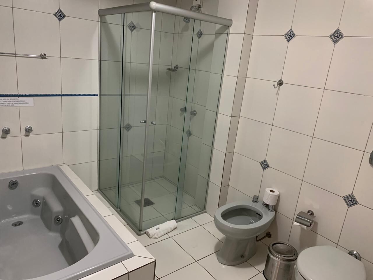 suite double room | bathroom | shower, free toiletries, towels