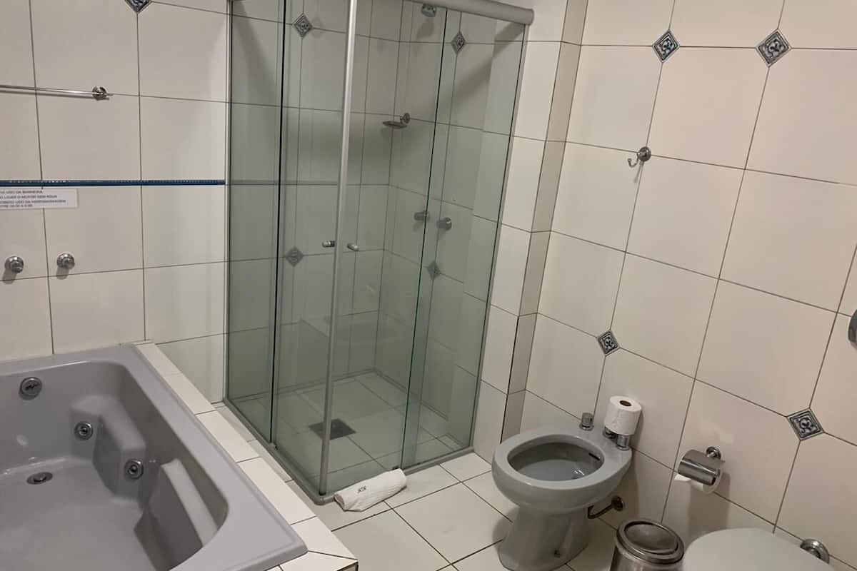 suite double room | bathroom | shower, free toiletries, towels