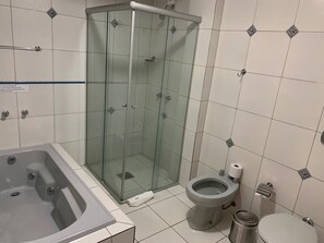 Suite Double Room | Bathroom | Shower, free toiletries, towels - Hotel San Rafael (Porto Uniao)