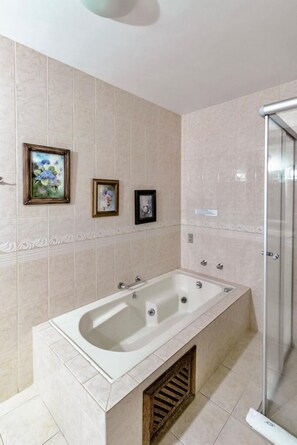 Suite Double Room | Badezimmer | Dusche, kostenlose Toilettenartikel, Handtücher