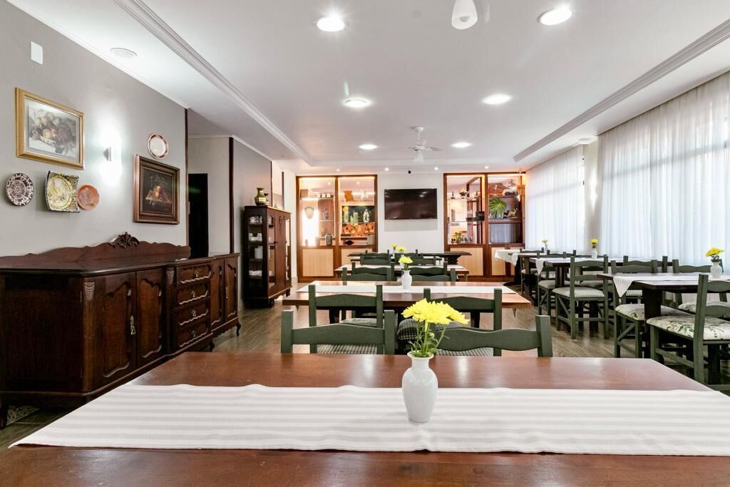 Café da manhã com buffet grátis todos os dias