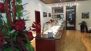 Breakfast, lunch, dinner served; Regional cuisine