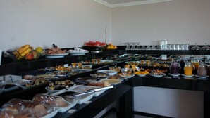 A buffet with various food items and beverages. - Hotel Bell Sttar (Marau)