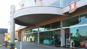 A building with a sign reading "Bell Sttar" and a logo above the entrance. - Hotel Bell Sttar (Marau)