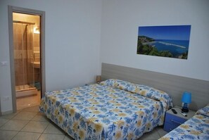 Dreibettzimmer | Schreibtisch, schallisolierte Zimmer, kostenlose Babybetten