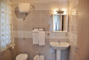 Doppel- oder Zweibettzimmer | Badezimmer | Dusche, kostenlose Toilettenartikel, Haartrockner, Bidet