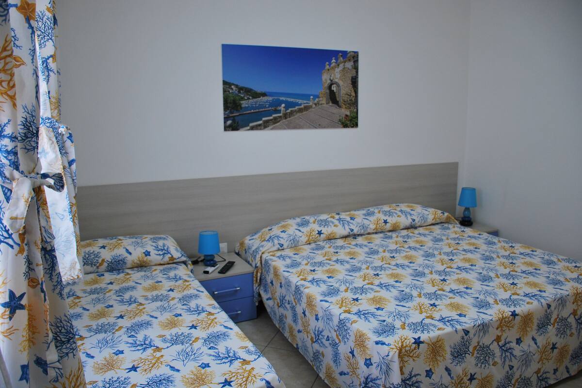 Dreibettzimmer | Schreibtisch, schallisolierte Zimmer, kostenlose Babybetten