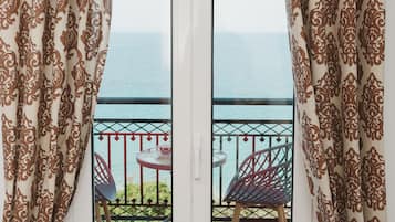 Suite presidencial, 1 cama de matrimonio grande con sofá cama, vistas al mar | 1 dormitorio, sistema de insonorización, tabla de planchar con plancha