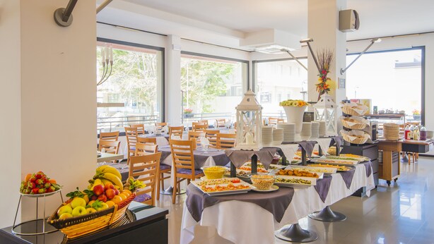 A buffet setup with various food items and a fruit basket. - Hotel Florida Park (Bellaria-Igea Marina)