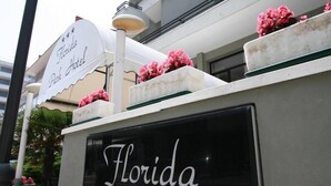 A sign for Florida Park Hotel with a modern building facade and flower planters. - Hotel Florida Park (Bellaria-Igea Marina)
