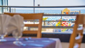 A restaurant with a view of the beach and a sign that reads "Solaria". - Hotel Florida Park (Bellaria-Igea Marina)