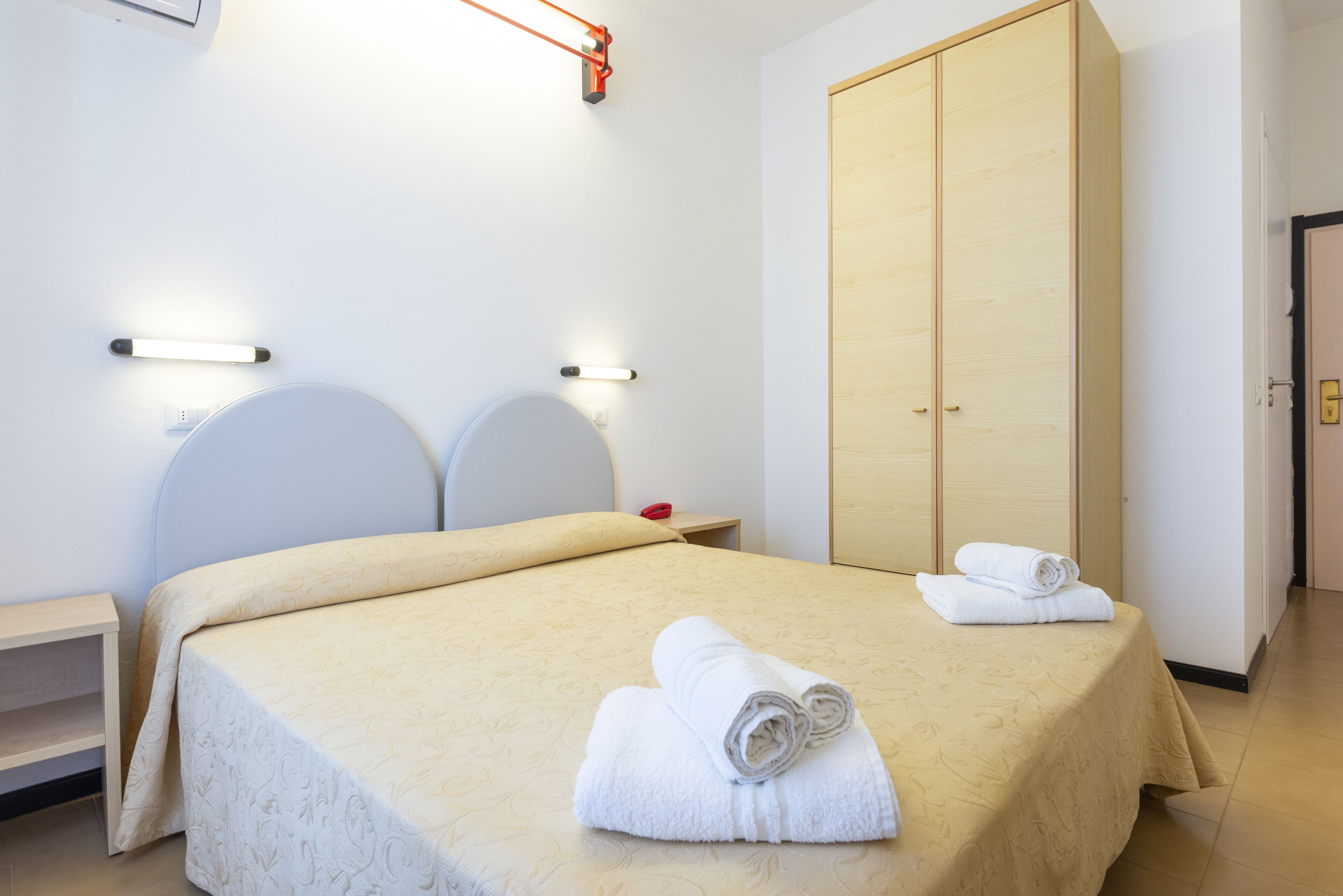 double room | 1 bedroom, in-room safe, desk, free cots/infant beds