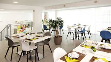 Esmorzar diari d'estil bufet (12 EUR per persona)