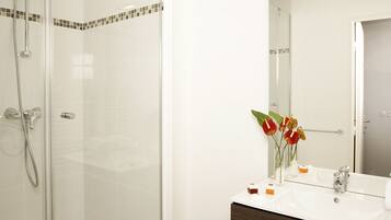 Shower, free toiletries, towels