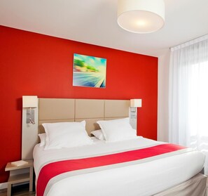 Desk, laptop workspace, soundproofing, free WiFi - Séjours & Affaires Paris Bagneux (Bagneux)