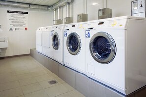 Laundry room - Séjours & Affaires Paris Bagneux (Bagneux)