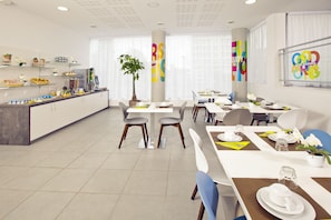 Petit déjeuner buffet (12 EUR par personne)