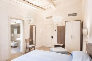 Chambre Familiale, 1 chambre, accès piscine | Minibar, bureau, fer et planche à repasser, Wi-Fi gratuit