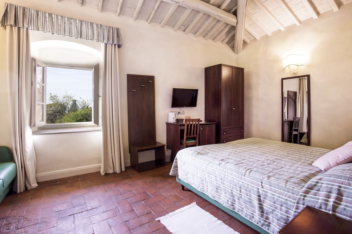 Minibar, desk, iron/ironing board, free WiFi